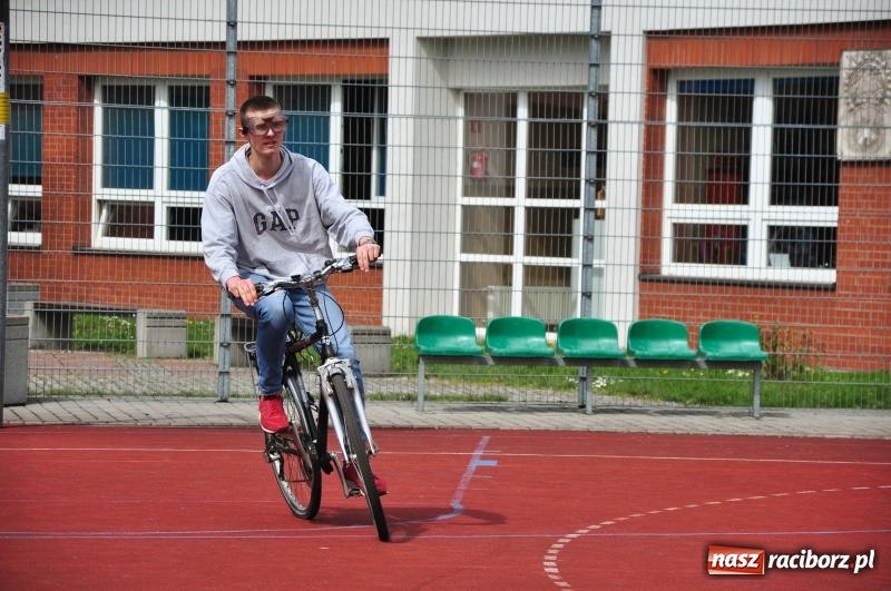 Zdjęcie w galerii na portalu naszraciborz.pl: Jeden promil na głowę, czyli alkogogle w I LO wiadomości z regionu