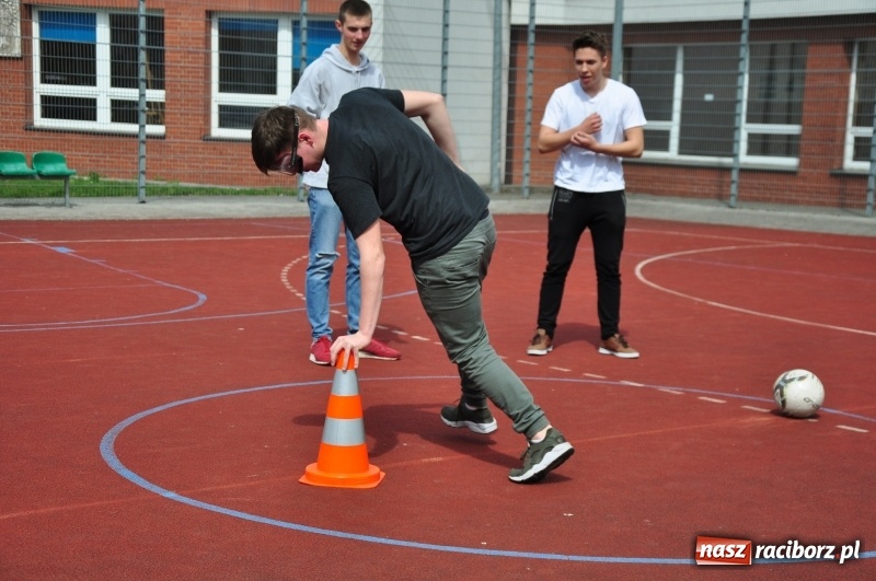 Zdjęcie w galerii na portalu naszraciborz.pl: Jeden promil na głowę, czyli alkogogle w I LO wiadomości z regionu