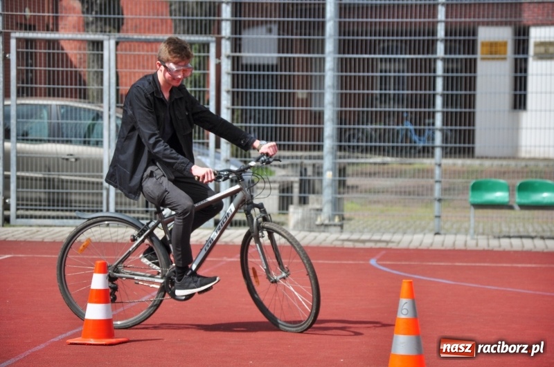Zdjęcie w galerii na portalu naszraciborz.pl: Jeden promil na głowę, czyli alkogogle w I LO wiadomości z regionu