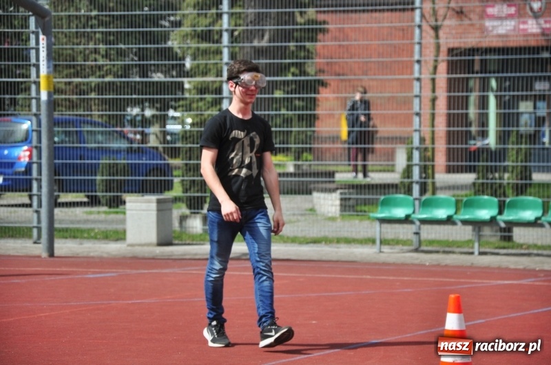 Zdjęcie w galerii na portalu naszraciborz.pl: Jeden promil na głowę, czyli alkogogle w I LO wiadomości z regionu