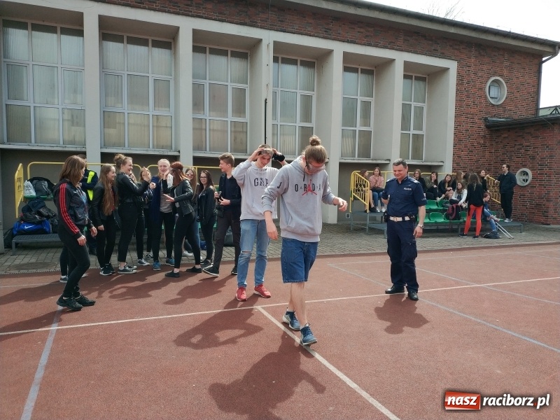 Zdjęcie w galerii na portalu naszraciborz.pl: Jeden promil na głowę, czyli alkogogle w I LO wiadomości z regionu