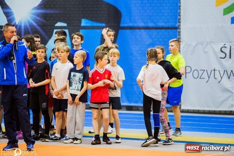 Zdjęcie w galerii na portalu naszraciborz.pl: Zacięta rywalizacja młodych sportowców w hali raciborskiego SMS-u wiadomości z regionu