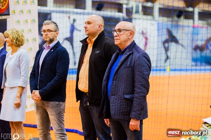 Zdjęcie w galerii na portalu naszraciborz.pl: Zacięta rywalizacja młodych sportowców w hali raciborskiego SMS-u wiadomości z regionu