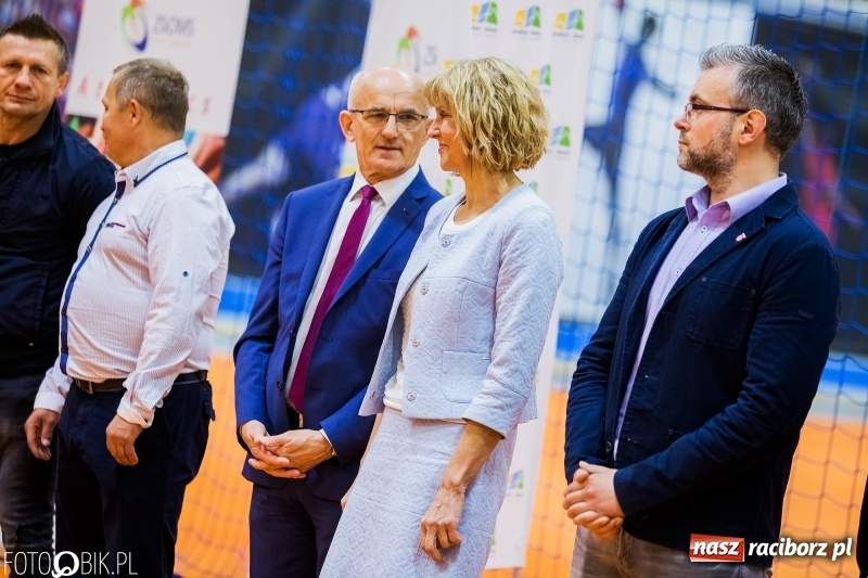 Zdjęcie w galerii na portalu naszraciborz.pl: Zacięta rywalizacja młodych sportowców w hali raciborskiego SMS-u wiadomości z regionu