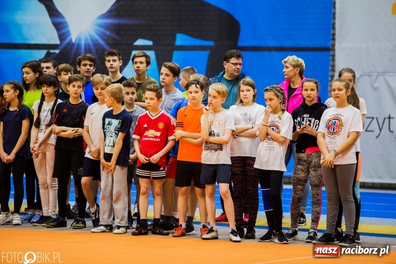 Zdjęcie w galerii na portalu naszraciborz.pl: Zacięta rywalizacja młodych sportowców w hali raciborskiego SMS-u wiadomości z regionu