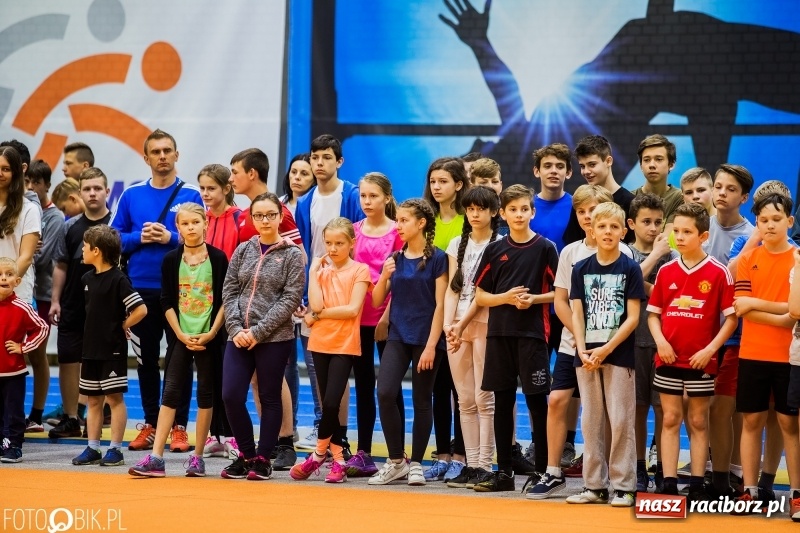 Zdjęcie w galerii na portalu naszraciborz.pl: Zacięta rywalizacja młodych sportowców w hali raciborskiego SMS-u wiadomości z regionu