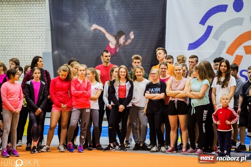 Zdjęcie w galerii na portalu naszraciborz.pl: Zacięta rywalizacja młodych sportowców w hali raciborskiego SMS-u wiadomości z regionu