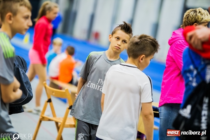 Zdjęcie w galerii na portalu naszraciborz.pl: Zacięta rywalizacja młodych sportowców w hali raciborskiego SMS-u wiadomości z regionu