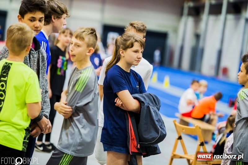 Zdjęcie w galerii na portalu naszraciborz.pl: Zacięta rywalizacja młodych sportowców w hali raciborskiego SMS-u wiadomości z regionu