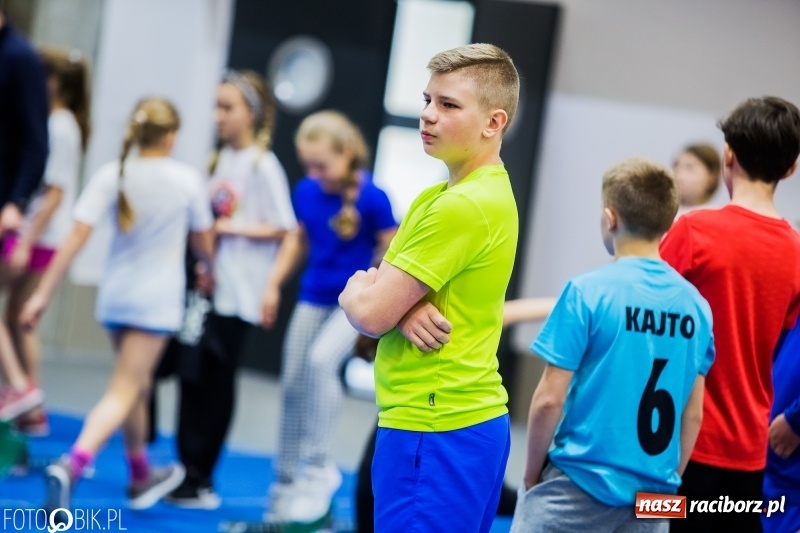 Zdjęcie w galerii na portalu naszraciborz.pl: Zacięta rywalizacja młodych sportowców w hali raciborskiego SMS-u wiadomości z regionu