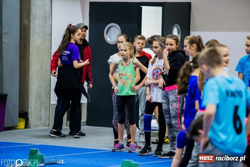 Zdjęcie w galerii na portalu naszraciborz.pl: Zacięta rywalizacja młodych sportowców w hali raciborskiego SMS-u wiadomości z regionu