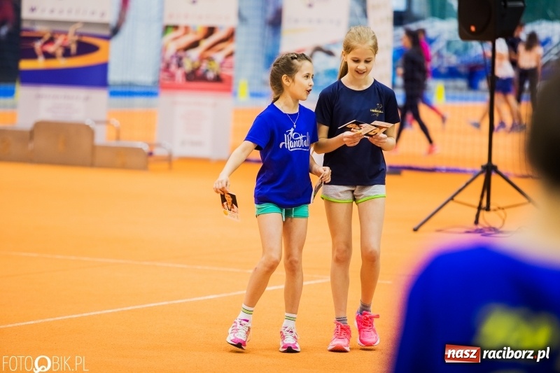 Zdjęcie w galerii na portalu naszraciborz.pl: Zacięta rywalizacja młodych sportowców w hali raciborskiego SMS-u wiadomości z regionu
