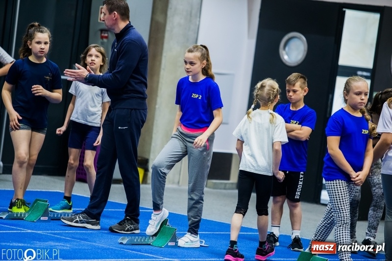 Zdjęcie w galerii na portalu naszraciborz.pl: Zacięta rywalizacja młodych sportowców w hali raciborskiego SMS-u wiadomości z regionu