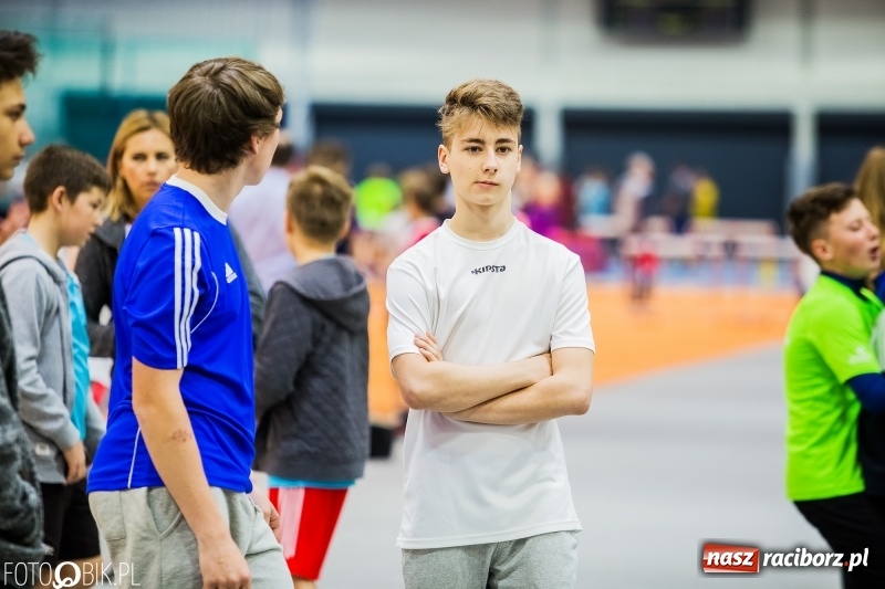 Zdjęcie w galerii na portalu naszraciborz.pl: Zacięta rywalizacja młodych sportowców w hali raciborskiego SMS-u wiadomości z regionu