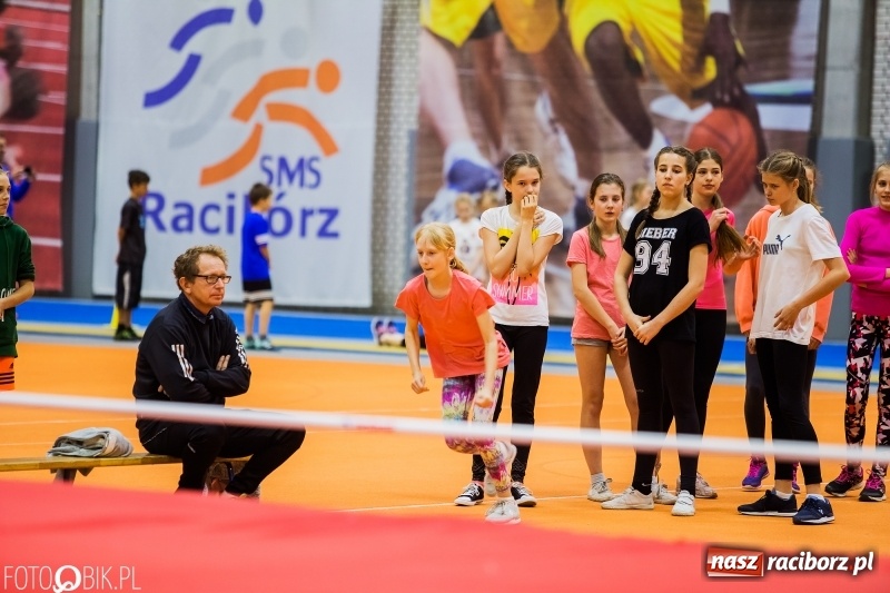 Zdjęcie w galerii na portalu naszraciborz.pl: Zacięta rywalizacja młodych sportowców w hali raciborskiego SMS-u wiadomości z regionu