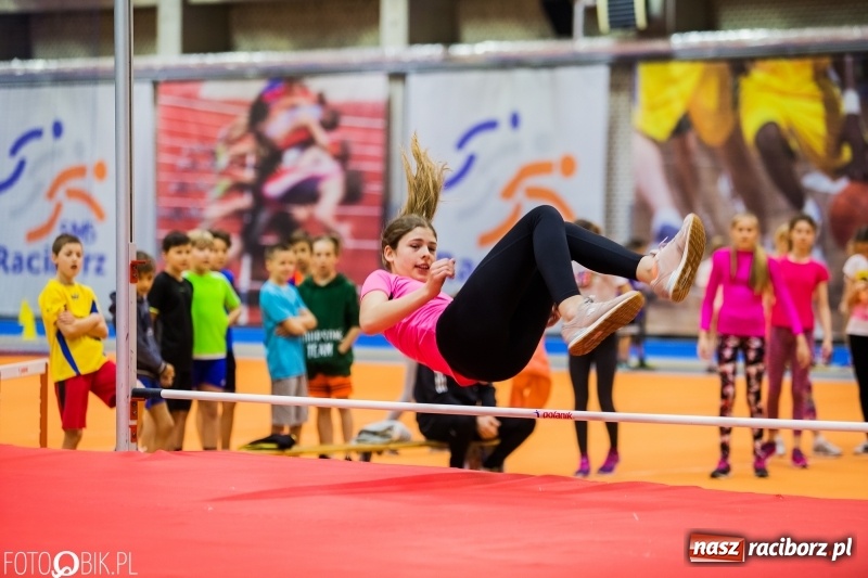 Zdjęcie w galerii na portalu naszraciborz.pl: Zacięta rywalizacja młodych sportowców w hali raciborskiego SMS-u wiadomości z regionu