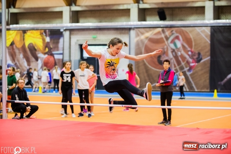Zdjęcie w galerii na portalu naszraciborz.pl: Zacięta rywalizacja młodych sportowców w hali raciborskiego SMS-u wiadomości z regionu
