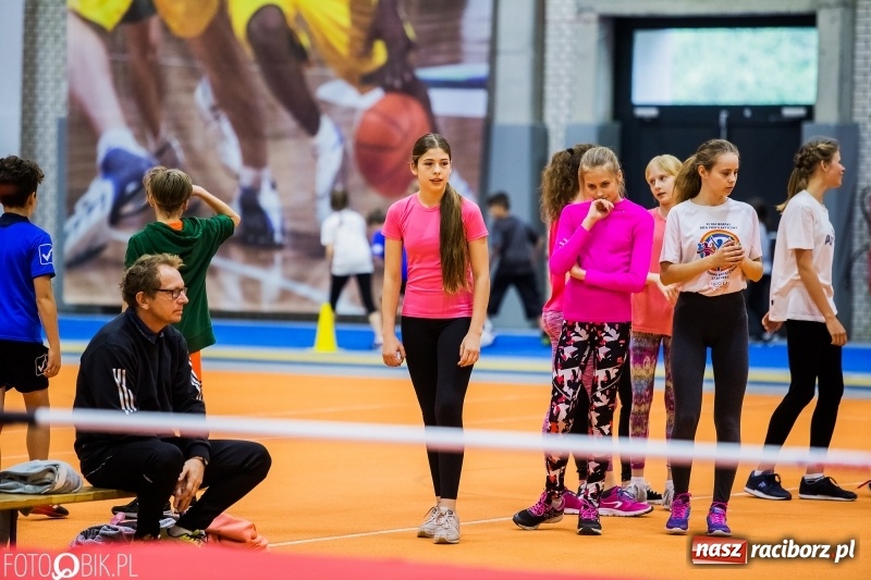 Zdjęcie w galerii na portalu naszraciborz.pl: Zacięta rywalizacja młodych sportowców w hali raciborskiego SMS-u wiadomości z regionu