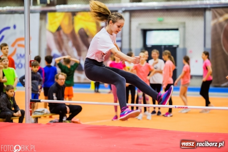 Zdjęcie w galerii na portalu naszraciborz.pl: Zacięta rywalizacja młodych sportowców w hali raciborskiego SMS-u wiadomości z regionu