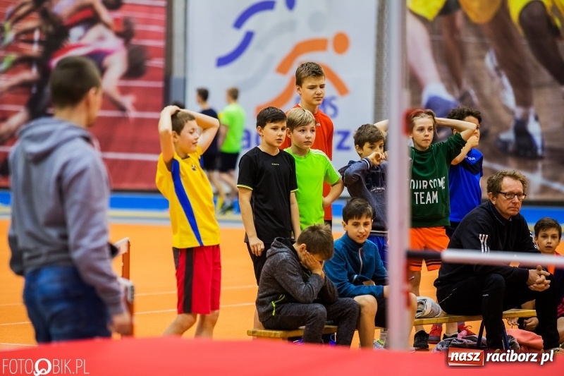 Zdjęcie w galerii na portalu naszraciborz.pl: Zacięta rywalizacja młodych sportowców w hali raciborskiego SMS-u wiadomości z regionu
