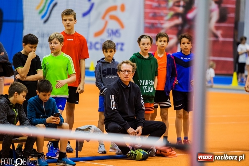 Zdjęcie w galerii na portalu naszraciborz.pl: Zacięta rywalizacja młodych sportowców w hali raciborskiego SMS-u wiadomości z regionu