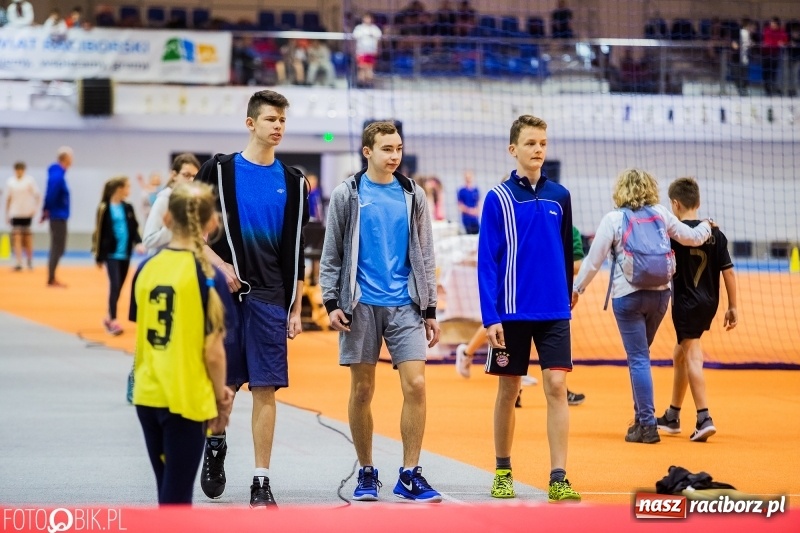 Zdjęcie w galerii na portalu naszraciborz.pl: Zacięta rywalizacja młodych sportowców w hali raciborskiego SMS-u wiadomości z regionu