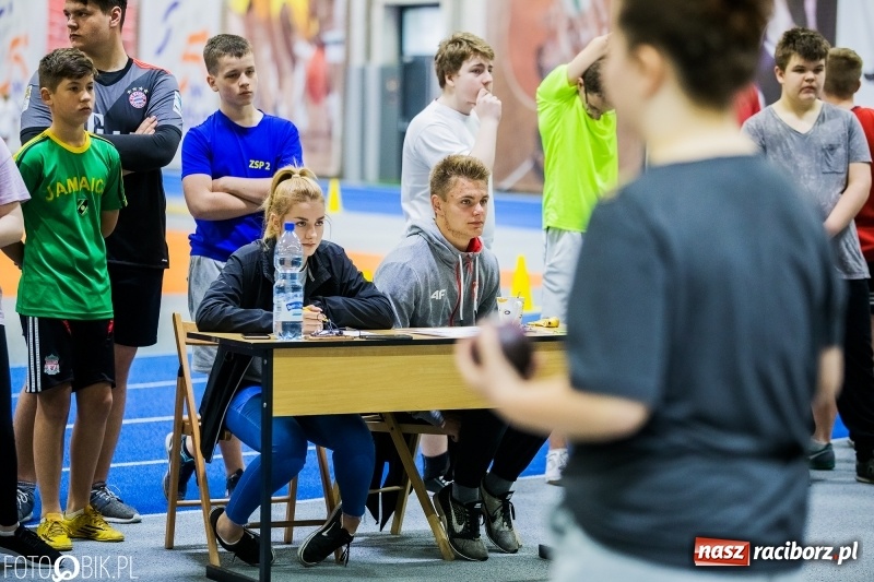 Zdjęcie w galerii na portalu naszraciborz.pl: Zacięta rywalizacja młodych sportowców w hali raciborskiego SMS-u wiadomości z regionu
