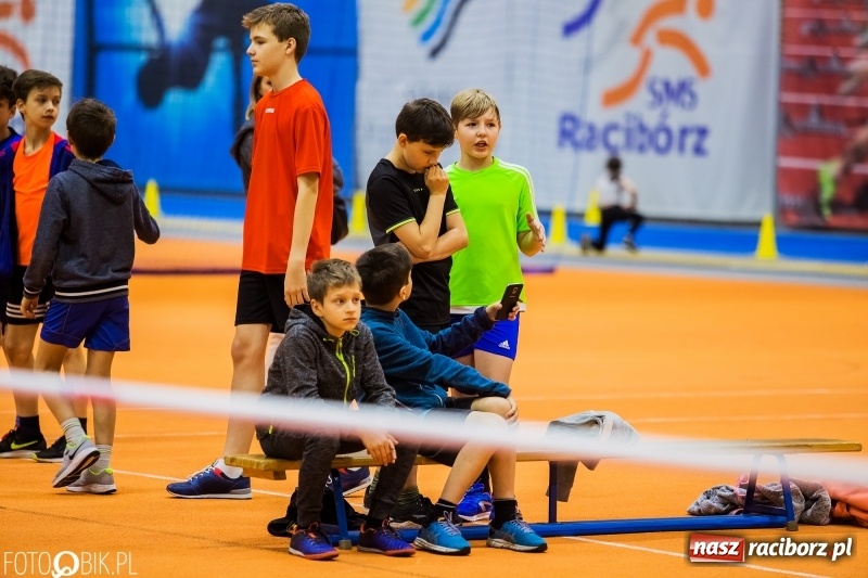Zdjęcie w galerii na portalu naszraciborz.pl: Zacięta rywalizacja młodych sportowców w hali raciborskiego SMS-u wiadomości z regionu