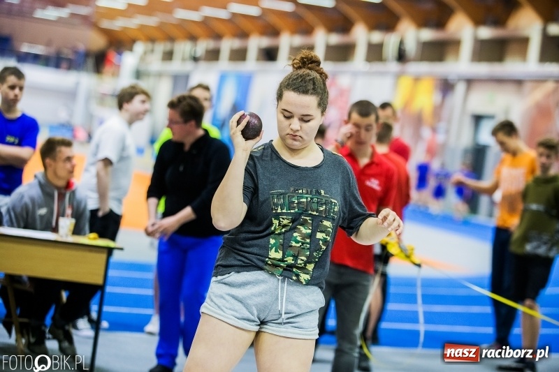 Zdjęcie w galerii na portalu naszraciborz.pl: Zacięta rywalizacja młodych sportowców w hali raciborskiego SMS-u wiadomości z regionu