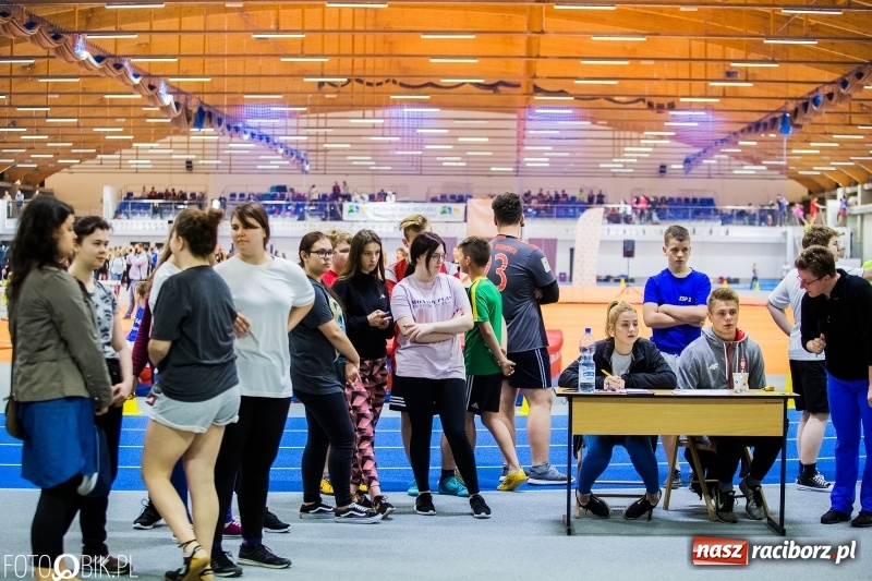Zdjęcie w galerii na portalu naszraciborz.pl: Zacięta rywalizacja młodych sportowców w hali raciborskiego SMS-u wiadomości z regionu