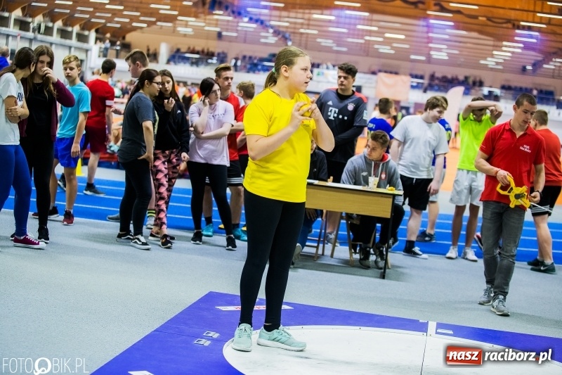 Zdjęcie w galerii na portalu naszraciborz.pl: Zacięta rywalizacja młodych sportowców w hali raciborskiego SMS-u wiadomości z regionu