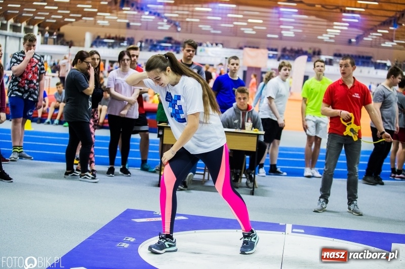 Zdjęcie w galerii na portalu naszraciborz.pl: Zacięta rywalizacja młodych sportowców w hali raciborskiego SMS-u wiadomości z regionu