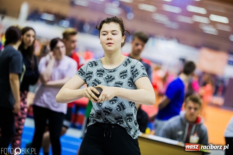 Zdjęcie w galerii na portalu naszraciborz.pl: Zacięta rywalizacja młodych sportowców w hali raciborskiego SMS-u wiadomości z regionu