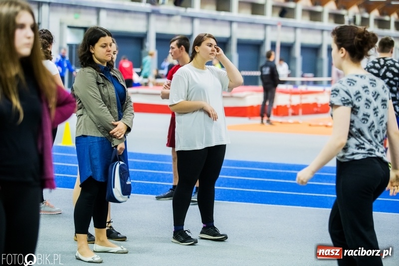 Zdjęcie w galerii na portalu naszraciborz.pl: Zacięta rywalizacja młodych sportowców w hali raciborskiego SMS-u wiadomości z regionu
