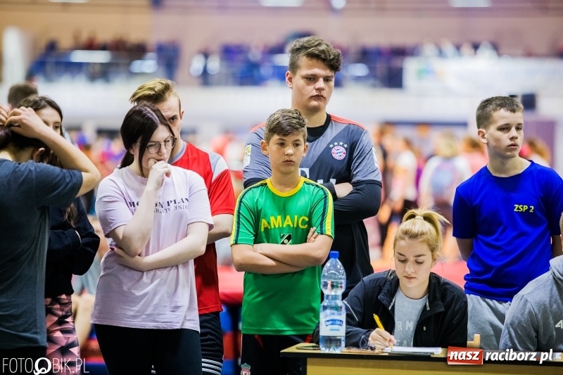 Zdjęcie w galerii na portalu naszraciborz.pl: Zacięta rywalizacja młodych sportowców w hali raciborskiego SMS-u wiadomości z regionu