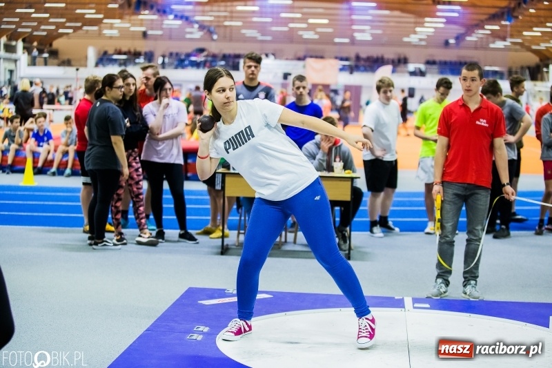 Zdjęcie w galerii na portalu naszraciborz.pl: Zacięta rywalizacja młodych sportowców w hali raciborskiego SMS-u wiadomości z regionu