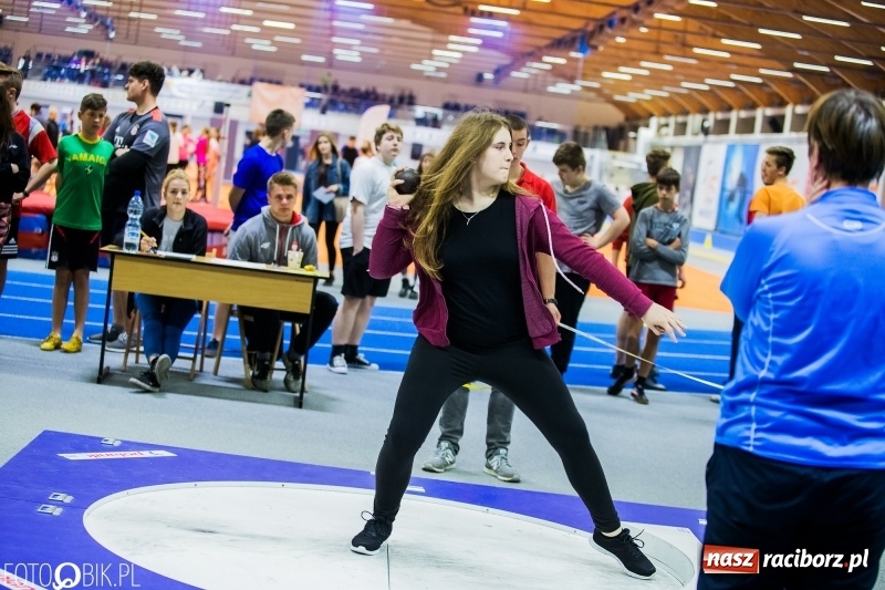 Zdjęcie w galerii na portalu naszraciborz.pl: Zacięta rywalizacja młodych sportowców w hali raciborskiego SMS-u wiadomości z regionu