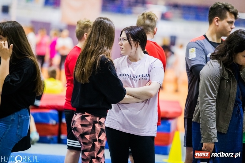 Zdjęcie w galerii na portalu naszraciborz.pl: Zacięta rywalizacja młodych sportowców w hali raciborskiego SMS-u wiadomości z regionu