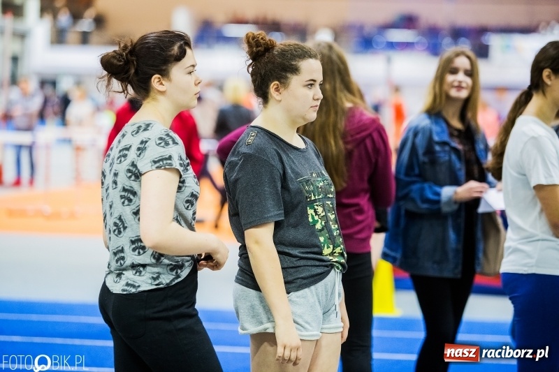 Zdjęcie w galerii na portalu naszraciborz.pl: Zacięta rywalizacja młodych sportowców w hali raciborskiego SMS-u wiadomości z regionu
