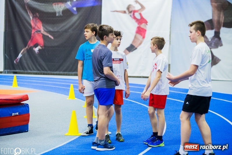 Zdjęcie w galerii na portalu naszraciborz.pl: Zacięta rywalizacja młodych sportowców w hali raciborskiego SMS-u wiadomości z regionu
