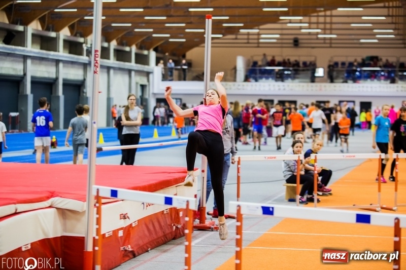 Zdjęcie w galerii na portalu naszraciborz.pl: Zacięta rywalizacja młodych sportowców w hali raciborskiego SMS-u wiadomości z regionu