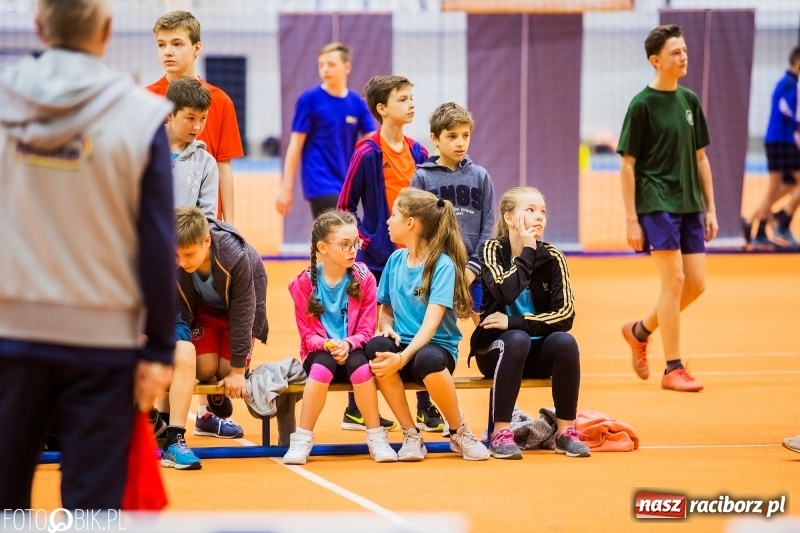 Zdjęcie w galerii na portalu naszraciborz.pl: Zacięta rywalizacja młodych sportowców w hali raciborskiego SMS-u wiadomości z regionu