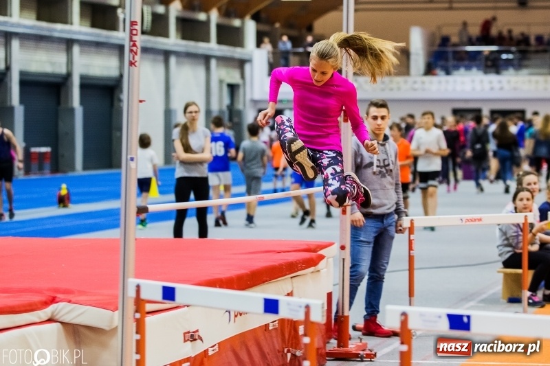 Zdjęcie w galerii na portalu naszraciborz.pl: Zacięta rywalizacja młodych sportowców w hali raciborskiego SMS-u wiadomości z regionu