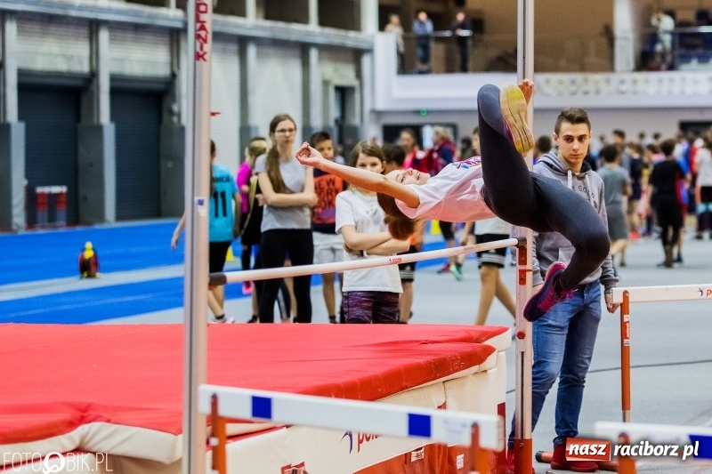 Zdjęcie w galerii na portalu naszraciborz.pl: Zacięta rywalizacja młodych sportowców w hali raciborskiego SMS-u wiadomości z regionu