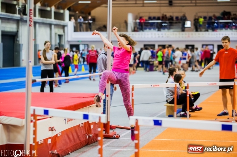Zdjęcie w galerii na portalu naszraciborz.pl: Zacięta rywalizacja młodych sportowców w hali raciborskiego SMS-u wiadomości z regionu