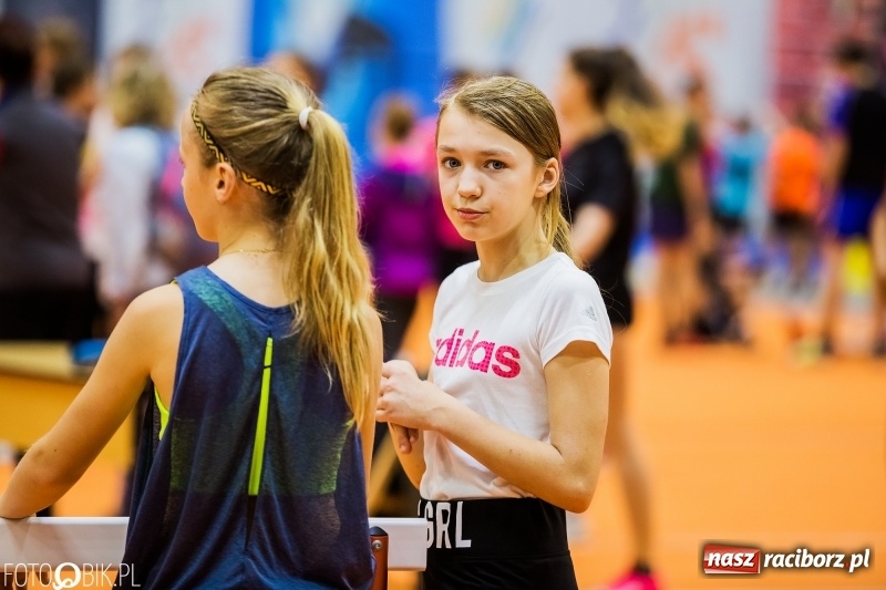 Zdjęcie w galerii na portalu naszraciborz.pl: Zacięta rywalizacja młodych sportowców w hali raciborskiego SMS-u wiadomości z regionu