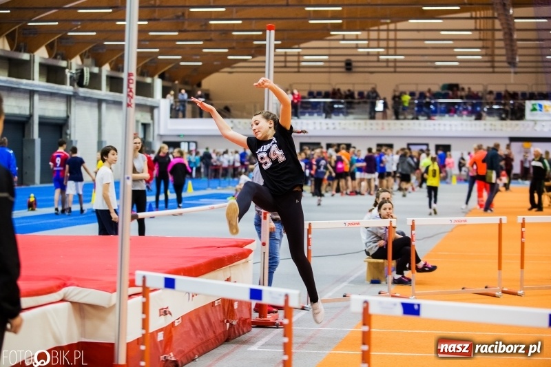 Zdjęcie w galerii na portalu naszraciborz.pl: Zacięta rywalizacja młodych sportowców w hali raciborskiego SMS-u wiadomości z regionu