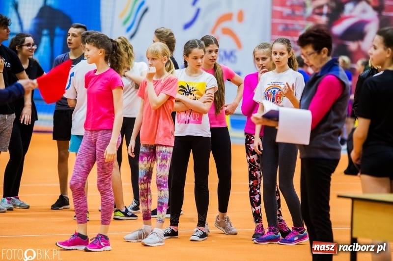 Zdjęcie w galerii na portalu naszraciborz.pl: Zacięta rywalizacja młodych sportowców w hali raciborskiego SMS-u wiadomości z regionu