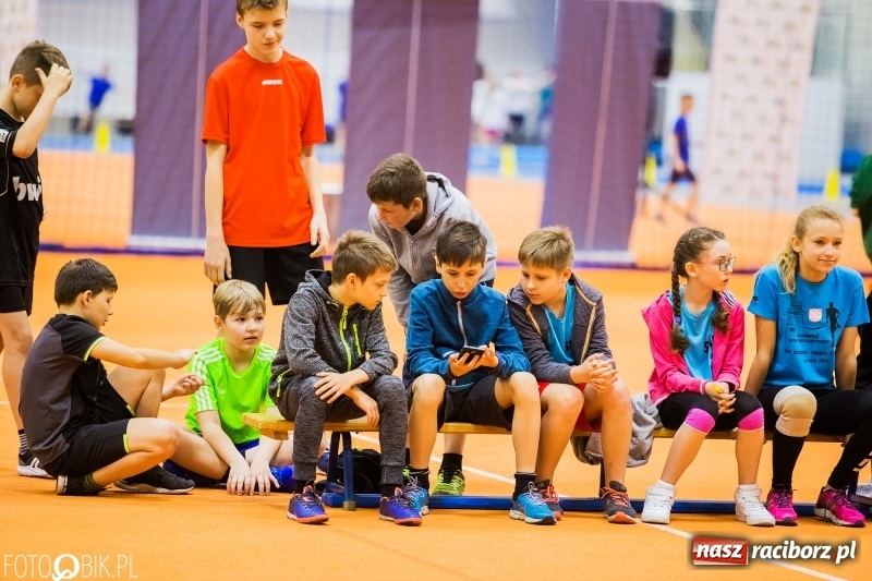 Zdjęcie w galerii na portalu naszraciborz.pl: Zacięta rywalizacja młodych sportowców w hali raciborskiego SMS-u wiadomości z regionu
