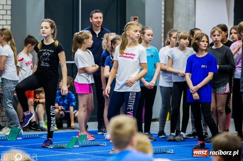 Zdjęcie w galerii na portalu naszraciborz.pl: Zacięta rywalizacja młodych sportowców w hali raciborskiego SMS-u wiadomości z regionu